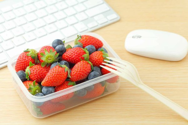 Découvrez les avantages d'un panier de fruits au bureau